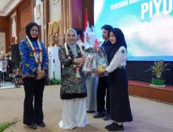 Pastikan Anak Tidak Putus Sekolah, Ketua TP PKK Kalsel Hj Fathul Jannah Muhidin Serahkan Bantuan Siswa Kurang Mampu