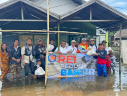 Terobos Banjir Dengan Klotok, DPD REI Kalsel Salurkan Ratusan Paket Sembako