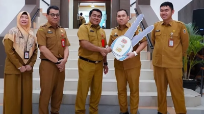 Pemkot Banjarbaru Serahkan Aset Daerah ke UPPD Samsat untuk Dukung Pelayanan Publik