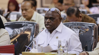 Menteri Pigai Curiga Ada Skenario Pojokkan Pemerintah di Balik Pelaporan Feri Amsari-Ubedilah Badrun