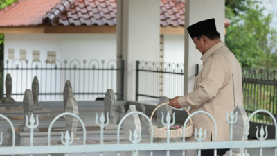 Prabowo Ziarah ke Makam Kakeknya di Sela Kunjungan di Banyumas